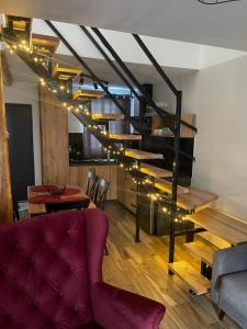salon ze schodami z oświetleniem w obiekcie Domki na Snowańcu w Brennie