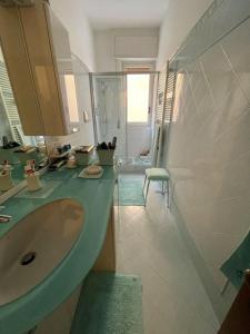 Ванная комната в Zaffiro apartment with parking