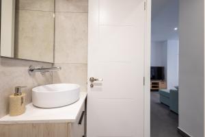 bagno con lavandino e specchio di FLORIT FLATS - The Patraix Apartments a Valencia
