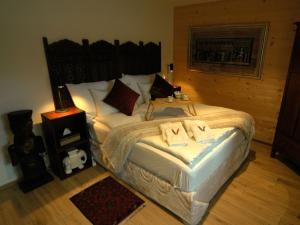 - une chambre avec un grand lit dans l'établissement Large studio for 2 on hiking trail, ski in-ski out, à Lenk im Simmental