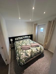 A bed or beds in a room at Bestwood Lodge Studio