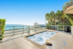 ハリウッドにあるModern Luxury Retreat: Rooftop Pool Ocean Viewsの海を見渡すバルコニー(ホットタブ付) +64枚の写真