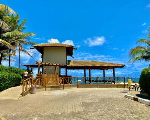 卡馬薩里的住宿－Casa de Praia em Interlagos - 4 suítes a poucos metros do mar，棕榈树海滩上的凉亭