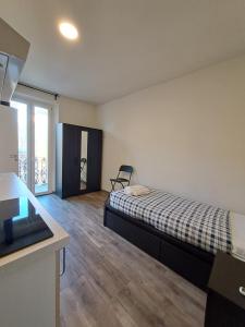 ein Schlafzimmer mit einem Bett und eine Küche mit einer Theke in der Unterkunft Residence del Centro in Modena