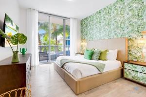 ハリウッドにあるModern Luxury Retreat: Rooftop Pool Ocean Viewsの大きなベッドと大きな窓のある寝室