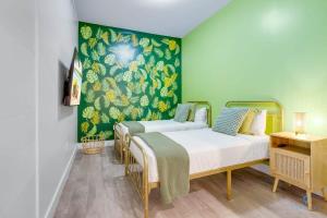 ハリウッドにあるModern Luxury Retreat: Rooftop Pool Ocean Viewsの緑の壁の部屋にベッドが2つある