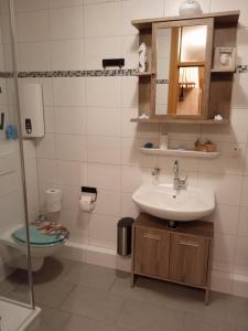 y baño con lavabo y aseo. en Strandzeit Büsum, en Büsum
