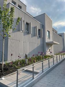 a building with a fence in front of it at Auszeit Herrsching - 3 Zimmer Wohnung in See Nähe in Herrsching am Ammersee