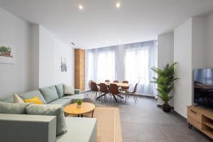 un soggiorno con divano e tavolo di FLORIT FLATS - The Patraix Apartments a Valencia