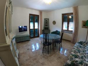 a living room with a table and chairs and a couch at Apartment Superiore a 950 metri dal mare in Albisola Superiore