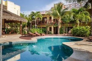 a swimming pool in front of a building at Apartamento Breezes in Jericoacoara