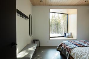 Postel nebo postele na pokoji v ubytování Réflexion Charlevoix - Maisons Miroirs