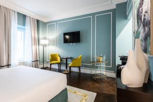 Glimpse Hotel في فلورنسا: غرفة فندقية بسرير وطاولة وكراسي