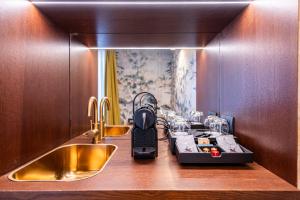 uma cozinha com um lavatório e um liquidificador no balcão em Glimpse Hotel em Florença