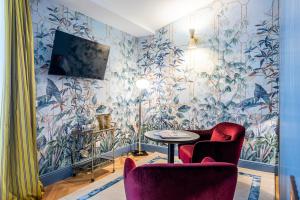 TV a/nebo společenská místnost v ubytování Glimpse Hotel