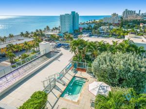 ein Luftblick auf ein Resort mit Pool und Strand in der Unterkunft Worth Traveling-Rooftop Pool - Hollywood Beach - Gym in Hollywood