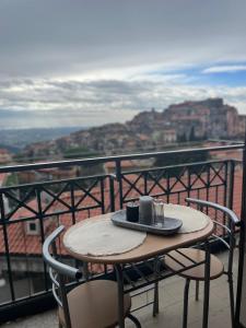 een tafel met twee mokken boven op een balkon bij Appartamento “BellaVista” a Norma in Norma