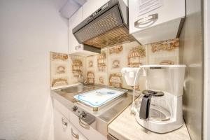 eine Küche mit einer Kaffeemaschine auf der Theke in der Unterkunft Ferienpark - Haus N, App 0N0301 in Heiligenhafen