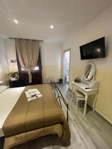 Schlafzimmer mit einem Bett und einem Schreibtisch mit einem Spiegel in der Unterkunft Home Meryem LOC-04612 in Verona