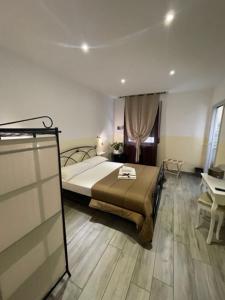 1 dormitorio con cama, mesa y ventana en Home Meryem LOC-04612, en Verona
