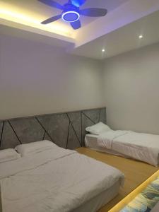 Un pat sau paturi într-o cameră la Homestay Sandakan SpringField