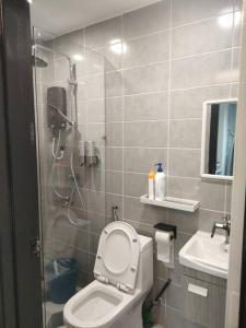 La salle de bains est pourvue d'une douche, de toilettes et d'un lavabo. dans l'établissement Homestay Sandakan SpringField, à Sandakan