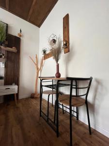 松德里奧的住宿－Stanza in sondrio Coel，桌子和椅子,上面有花瓶