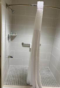 y baño con ducha con cortina blanca. en Quality Inn Franklin, en Franklin