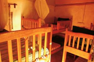 um quarto com dois berços num quarto em Explorers River Camp em Jinja
