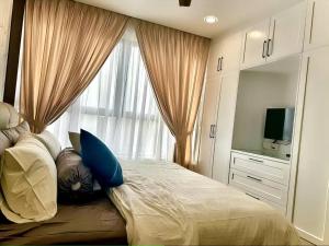 a bedroom with a large bed with a window at 2R2B GAIA RESIDENCE Gamuda Garden Rawang SkylineLuge in Rawang