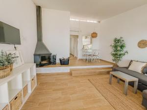 Televízia a/alebo spoločenská miestnosť v ubytovaní Apartamentos Sol Naixent