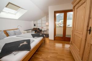 1 dormitorio con cama y ventana en Ferienwohnung Alpenhorst en Oberstdorf