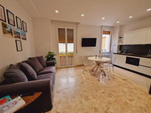 a living room with a couch and a table at Casetta Dante in Ravenna