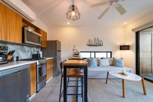 Una cocina y una sala de estar con un sofá. en 3031 - Agaves 102, en Santa Cruz Huatulco