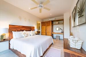 Un dormitorio con una cama y un ventilador de techo. en 3031 - Agaves 102, en Santa Cruz Huatulco 19 fotos más