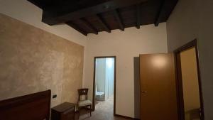 una camera con corridoio, porta e sedia di Residenza Marconi centro storico a Budrio