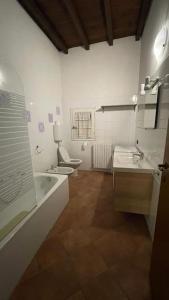 e bagno con vasca, servizi igienici e lavandino. di Residenza Marconi centro storico a Budrio