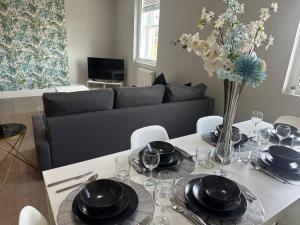 Μια τηλεόραση ή/και κέντρο ψυχαγωγίας στο Spacious, bright 2 bed flat with 1 S/king bed.