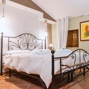 Al Piccolo Borgo Locanda Con Alloggio في Castelnuovo Parano: غرفة نوم بسريرين مع شراشف بيضاء