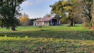 an old barn in the middle of a field at Magnifique ferme landaise 12 couchages in Allons +6 photos
