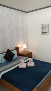 1 dormitorio con 1 cama con toallas en ELEN INN - Malapascua Island Air-conditioned Room2 en Malapascua Island