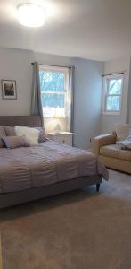 um quarto com uma cama, um sofá e uma janela em Garden retreat em Cold Spring