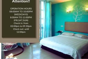 um quarto com uma cama e uma parede com um cartaz em Angsana Hotel Melaka em Malaca