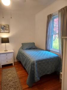 um quarto com uma cama e uma janela em Garden retreat em Cold Spring