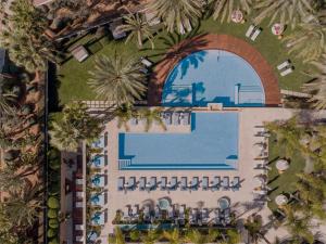 サンタ・エウラリア・デス・リウにあるAguas de Ibiza Grand Luxe Hotel - Small Luxury Hotel of the Worldのスイミングプール付きのリゾートのオーバーヘッドビュー