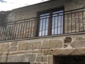 uma varanda no lado de um edifício com uma janela em Covo Residence - Casa Manhusca 
