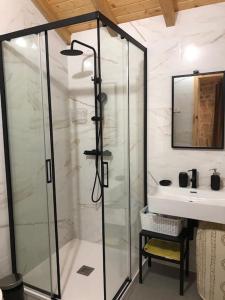 uma casa de banho com uma cabina de duche em vidro e um lavatório. em Covo Residence - Casa Manhusca 