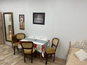 een eetkamer met een tafel met stoelen en een spiegel bij Cichy Zaułek 9 in Brodnica