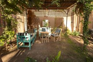ルクソールにあるL’Aziza Houseの庭園内の椅子・テーブル