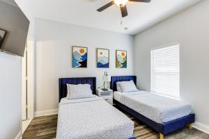 1 dormitorio con 2 camas y ventilador de techo en Tranquil Gainesville Gem with Lanai and Pool Access!, en Gainesville